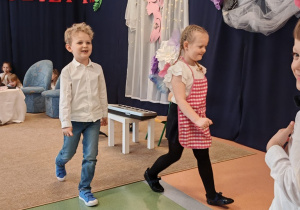 dzieci schodzą ze sceny