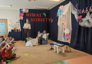 dziewczynki z wychowawcą