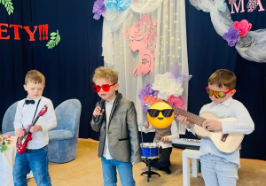 występ muzyczny chłopców
