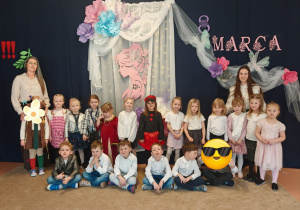 zdjęcie grupowe na tle dekoracji