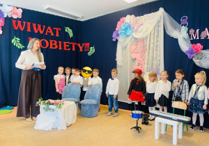 dzieci z wychowawcą