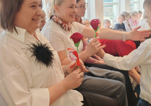 Pani Dyrektor dostaje kwiat od chłopca