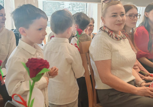 chłopcy wręczają kwiaty wszystkim Paniom