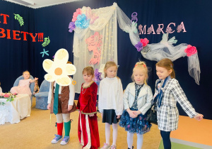 dziewczynki w trakcie występu