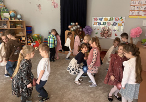 Zabawy ruchowe w parach .